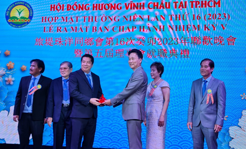 第四届理事会会长郑修江交印给第五届理事会会长陈文章（左三）。