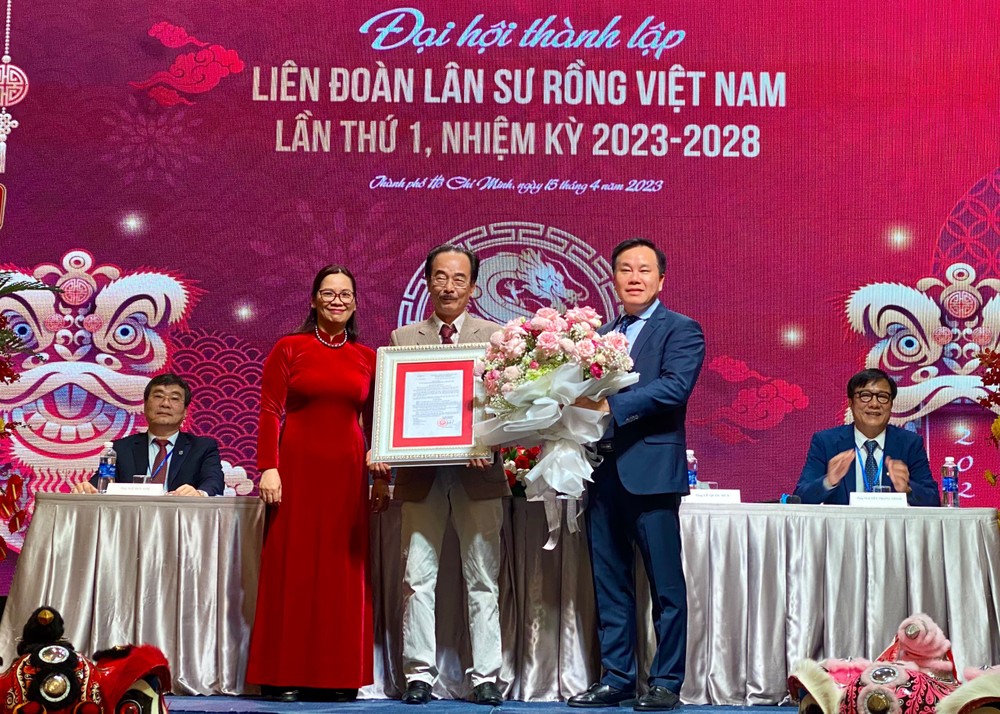 内务部向越南龙狮协会颁发成立决定书。