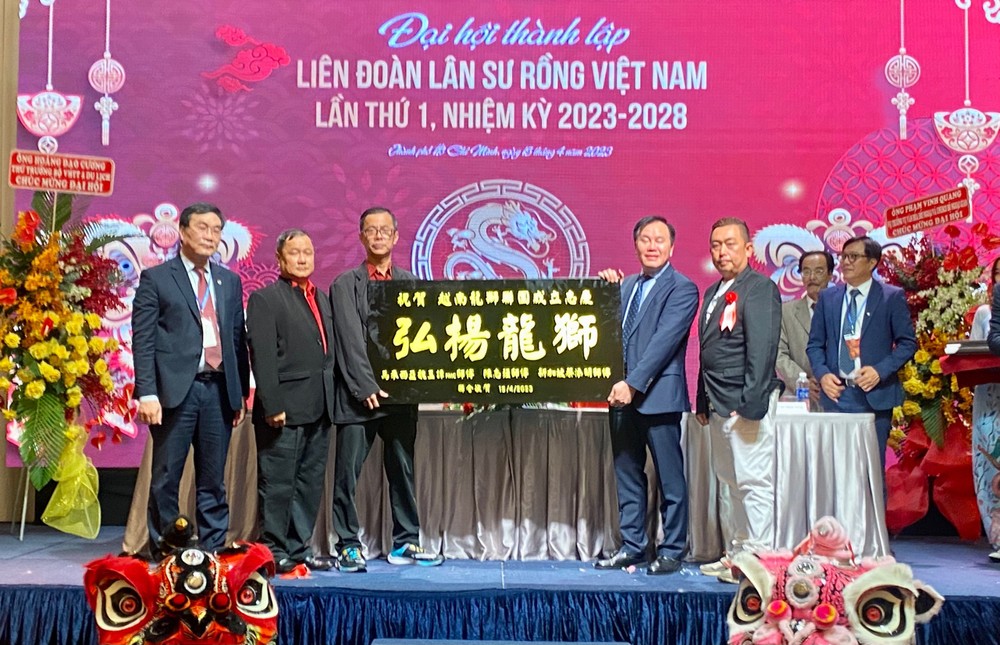 新加坡与马来西亚龙狮单位向越南龙狮协会赠送纪念品。