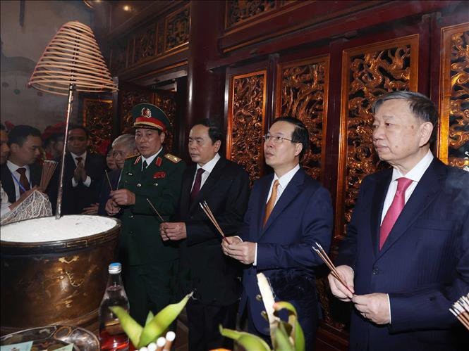 国家主席武文赏向各位雄王敬香