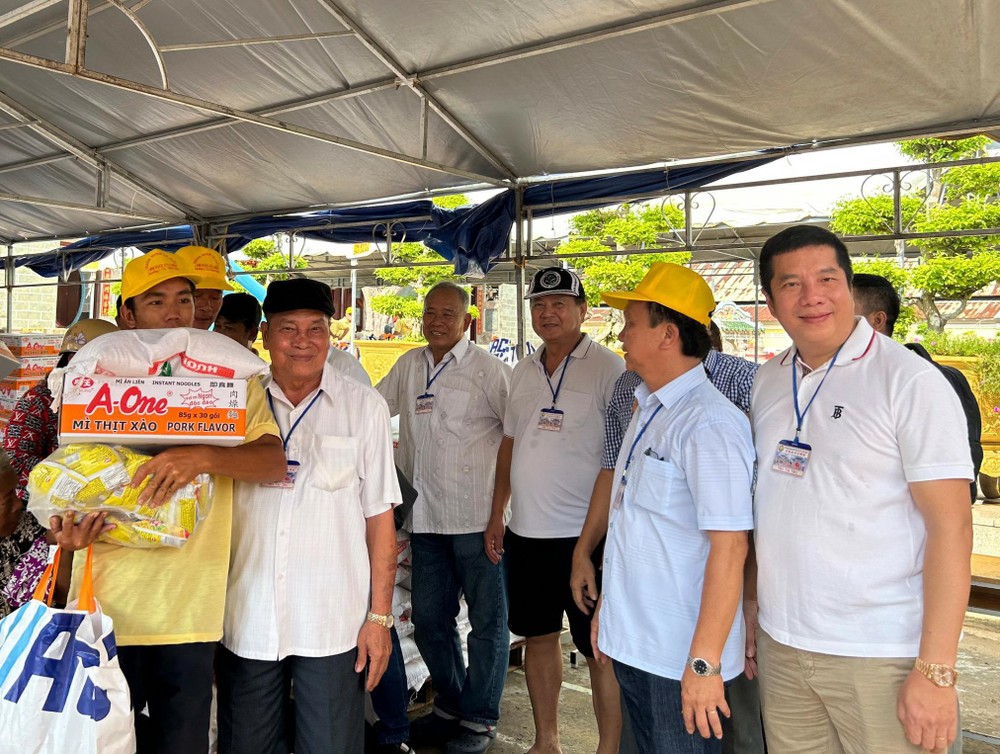 陈南北会长(右一)与珠洋乡亲赠送礼物给贫困者。