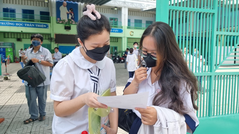 考生讨论试题。