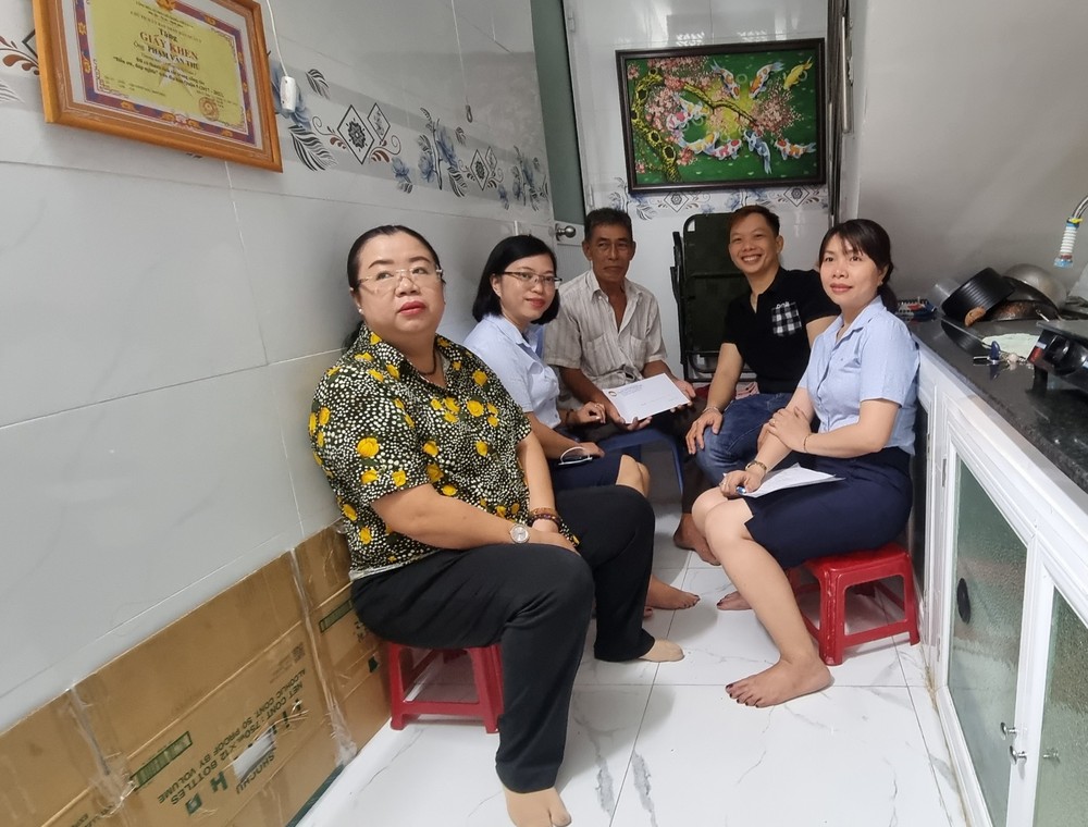 第五郡越南祖国阵线委员会与温陵会馆代表探望荣军。