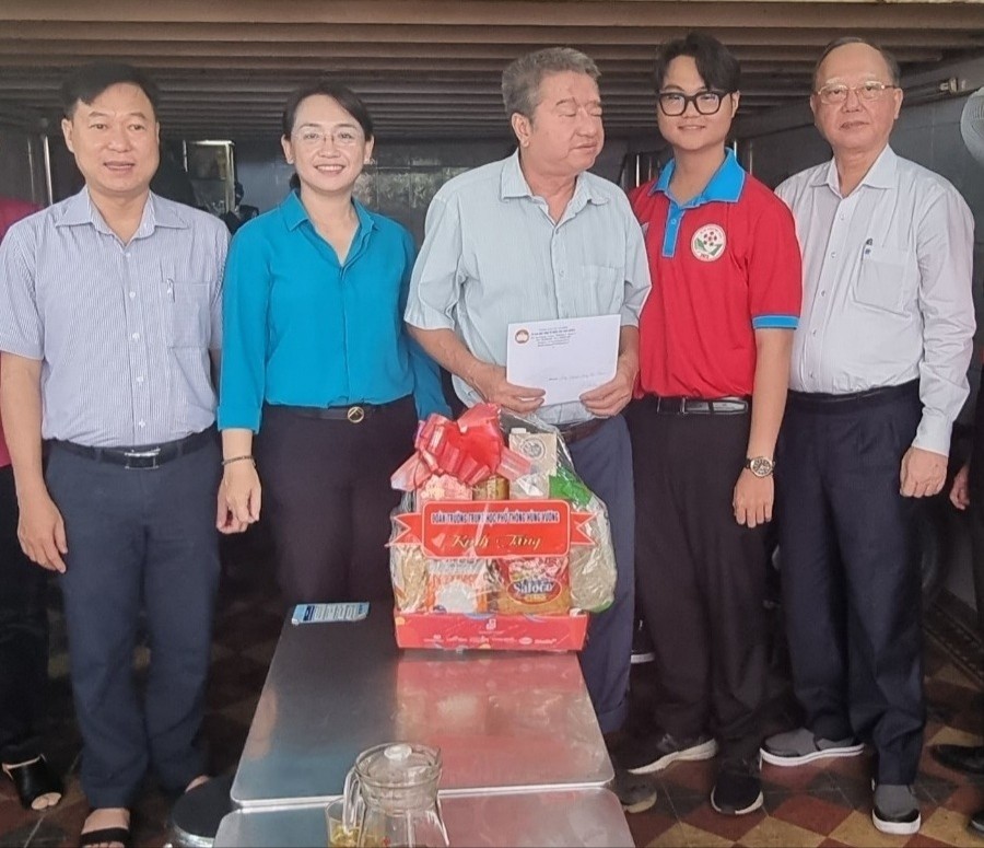 第五郡越南祖国阵线委员会与穗城会馆代表探望荣军。