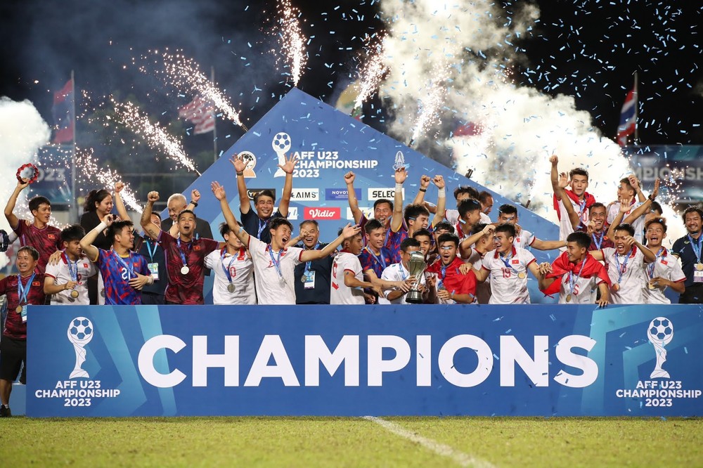 越南球队庆祝夺冠。(图源:福胜 )