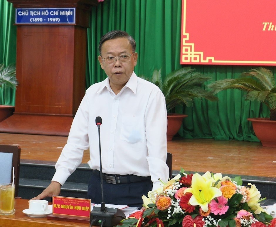 守德市市委书记阮友协在会上发言。