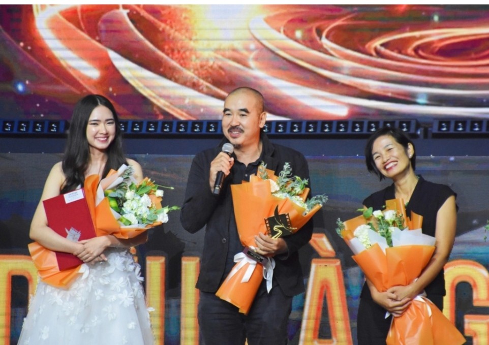 导演裴硕专(中)的《璀璨的灰烬》成为大赢家。