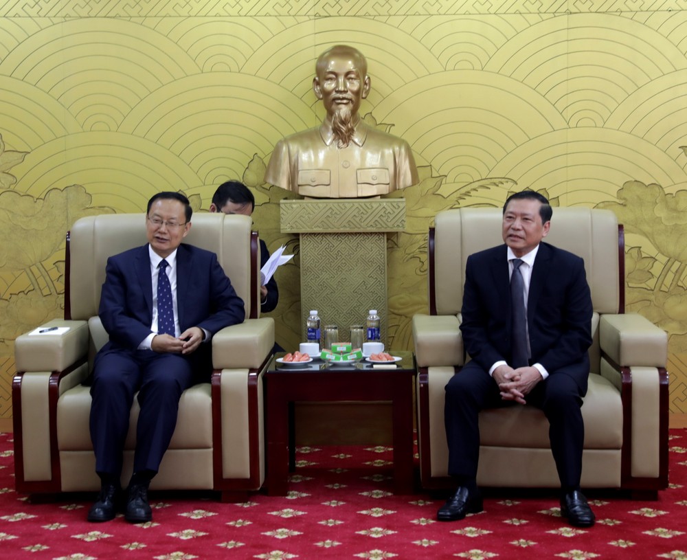 越南党中央委员、中央宣教部常务副部长赖春门会见中共中央宣传部副部长、国务院新闻办公室主任孙业礼。