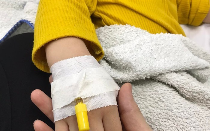 许多孩子吃了中秋晚会的泡芙后出现食物中毒症状。