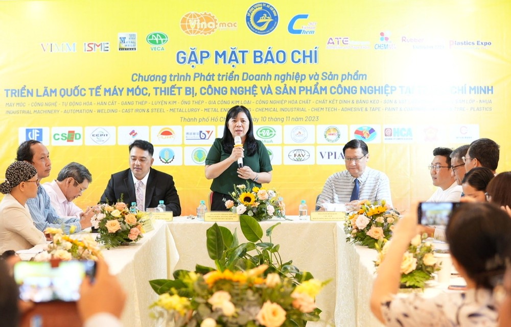 市工商厅副厅长阮氏金玉向媒体介绍展览活动。