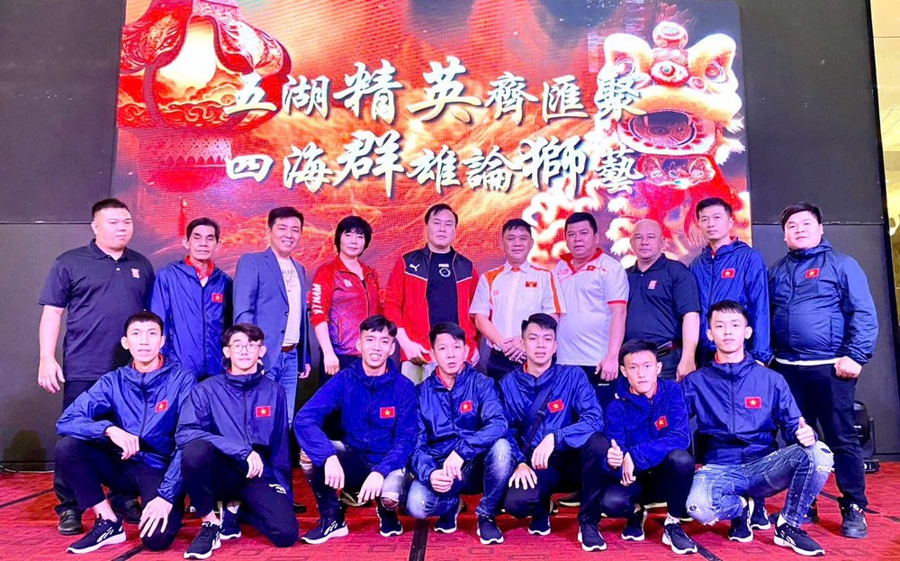 越南龙狮协会代表团与衡英堂龙狮团应邀参加2023年国际关圣宫同盟龙狮活动上留影。