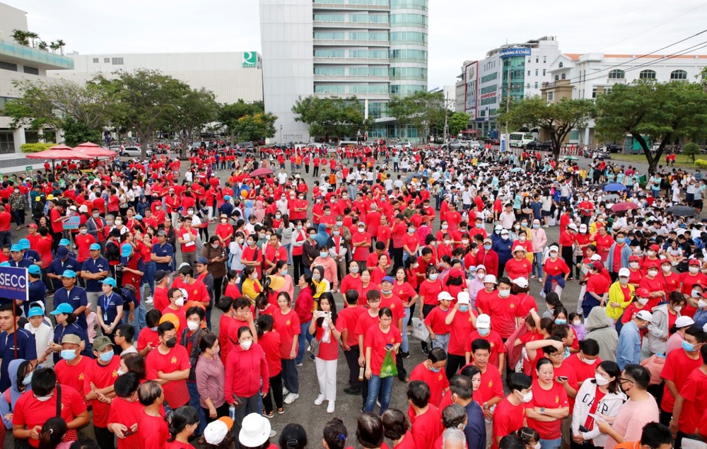 每年的慈善徒步活动都吸引众多热心人士的参与。