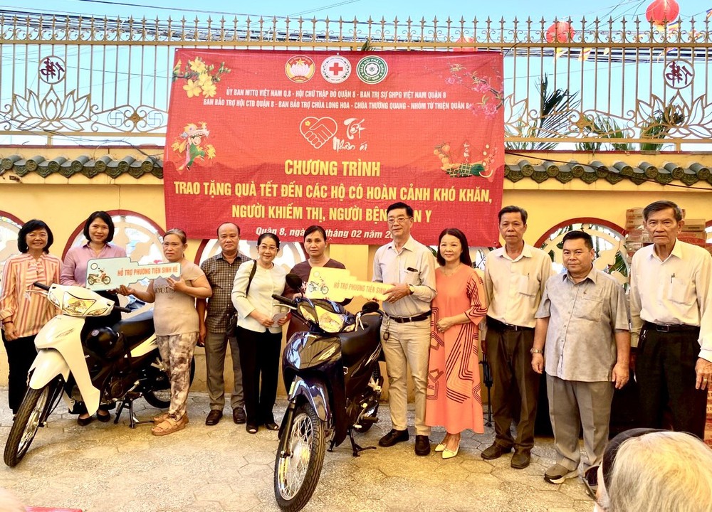 第八郡龙华寺护法会和会长邓栢荣居士各发送一辆摩托车给需要解决生计的家庭。