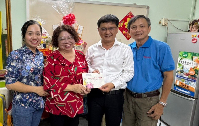 市委民运处领导探访华人干部