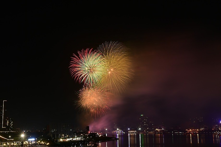 烟花绽放点亮夜空。（图：高安边）