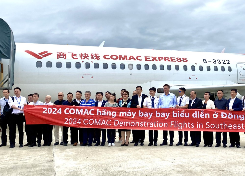 越中乘客乘商飞飞抵岘港机场后拍照留念。