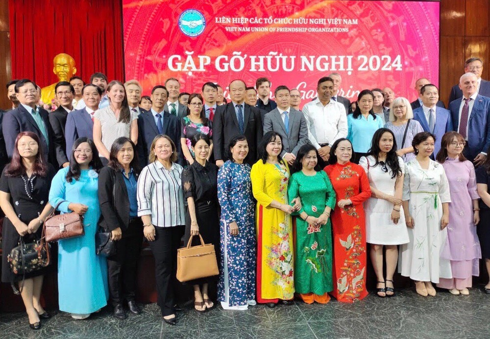 各友好组织联合会与外国代表机构会晤