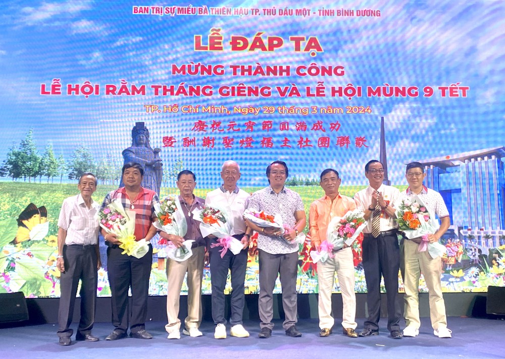 土龙木天后宫向各圣灯得主赠送感谢礼物。