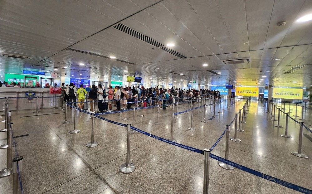 今天中午在机场安检区。