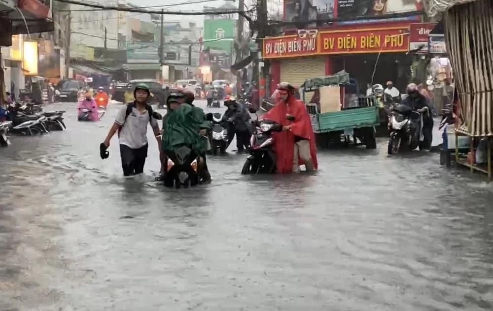 本市多条街道成泽国。