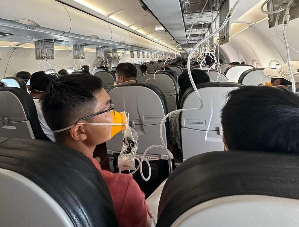 乘客戴上氧气面罩。
