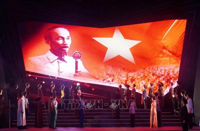 vna_potal_chuong_trinh_nghe_thuat_“thieng_lieng_to_quoc”_tai_thanh_pho_ho_chi_minh_stand (3).jpg