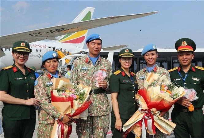 越南维和局领导、国防部各机关代表出席欢迎仪式。图自越通社