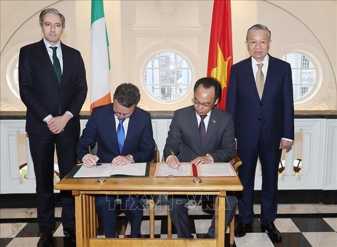 苏林总书记、国家主席与爱尔兰总理见证了越南教育培训部与爱尔兰高等教育、研究、创新和科学部签署建立高等教育战略伙伴关系协议的签字仪式。图自越通社
