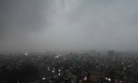 天空漆黑一片如同晚上。