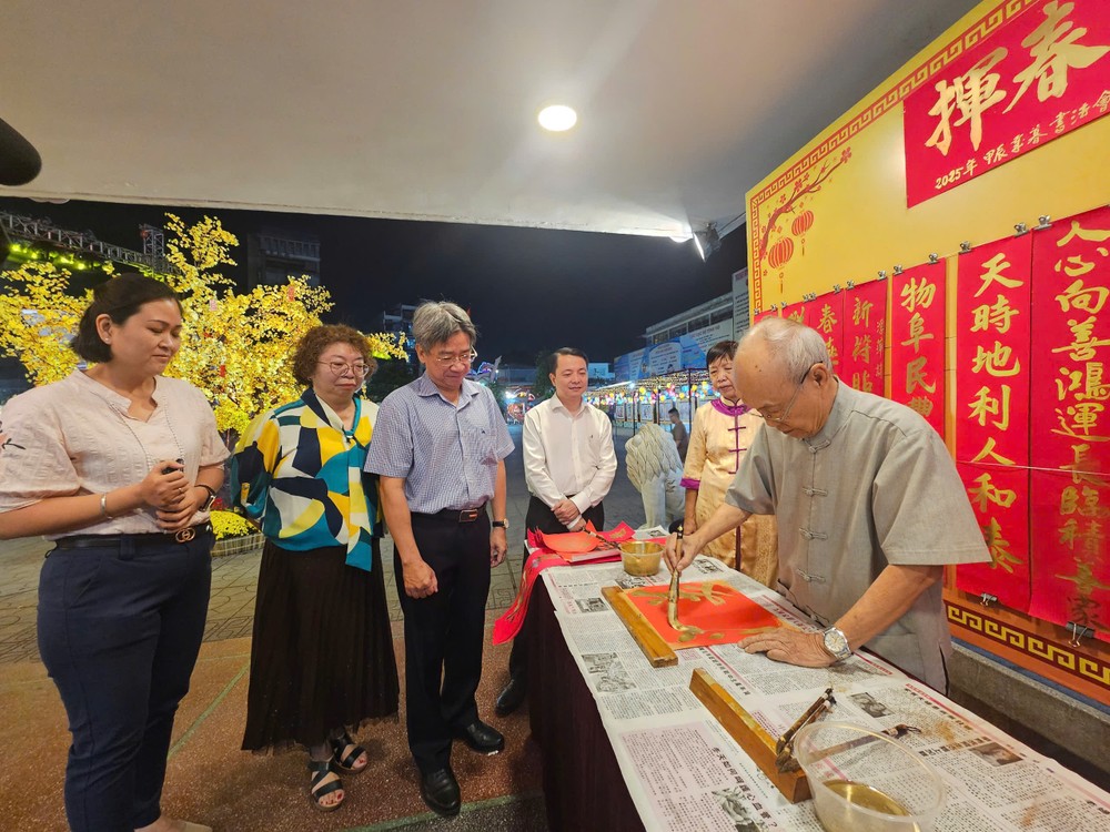 第五郡人委会副主席阮武春奇参观挥春贺岁展位。