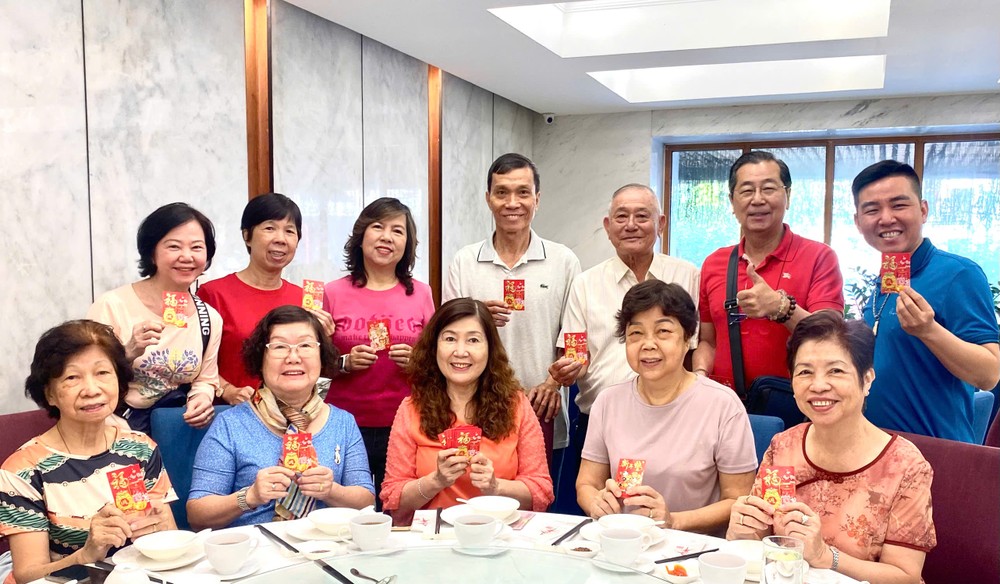 福中校友会向执委发送新年利是。