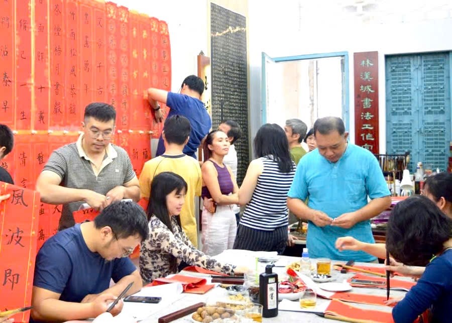 学员们将写好的春联张贴，充满浓浓春色。