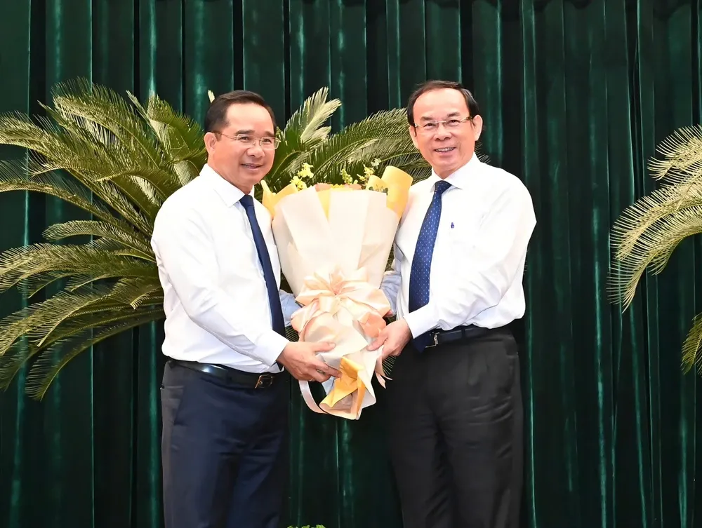 市委书记阮文年祝贺阮文得同志。