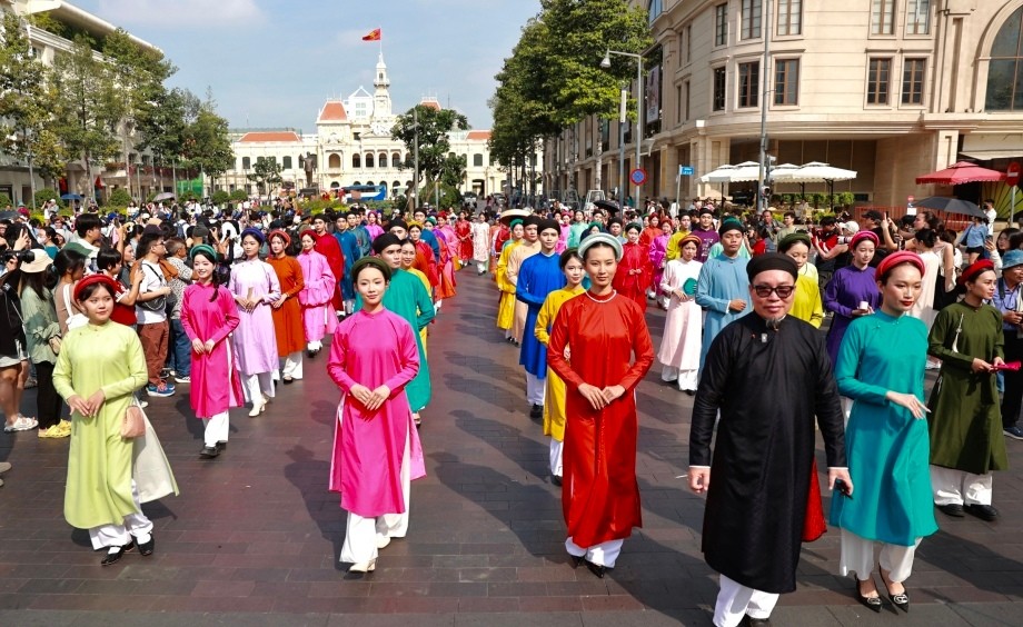 游行队伍从阮惠步行街出发。