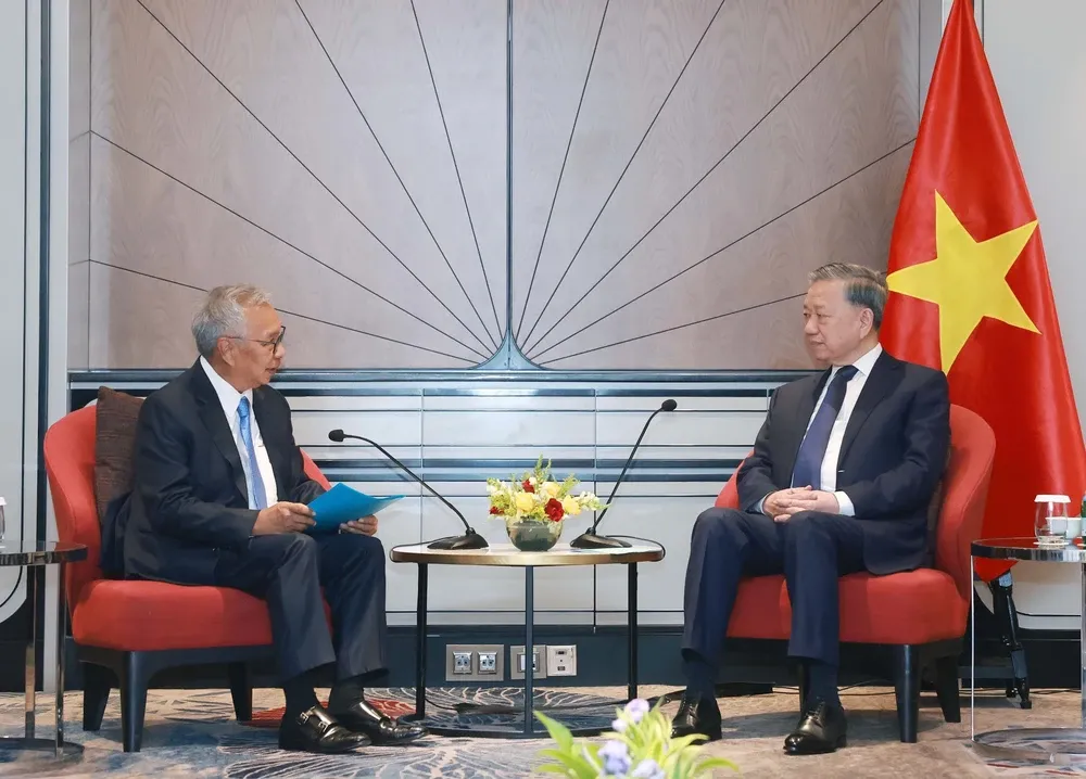 苏林总书记（右）与Ciputra集团首席执行官布迪亚萨·萨斯特拉维纳塔。图自越通社