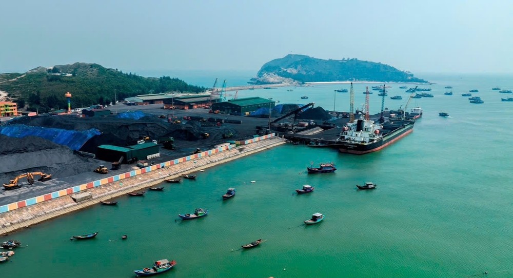广平省广泽县广东乡罗屿国际综合港口一隅。