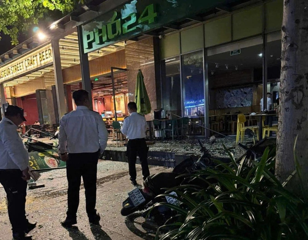 现场许多碎片四溅。（图源：明俊）