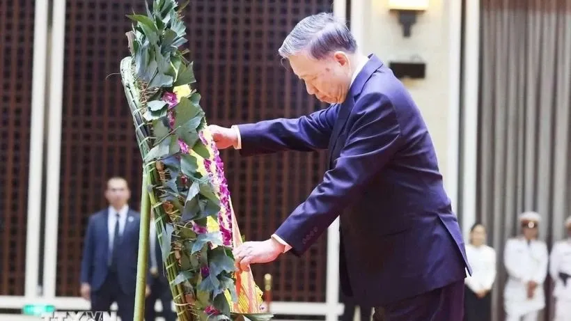 苏林总书记率团吊唁老挝原国家主席坎代.西潘敦。