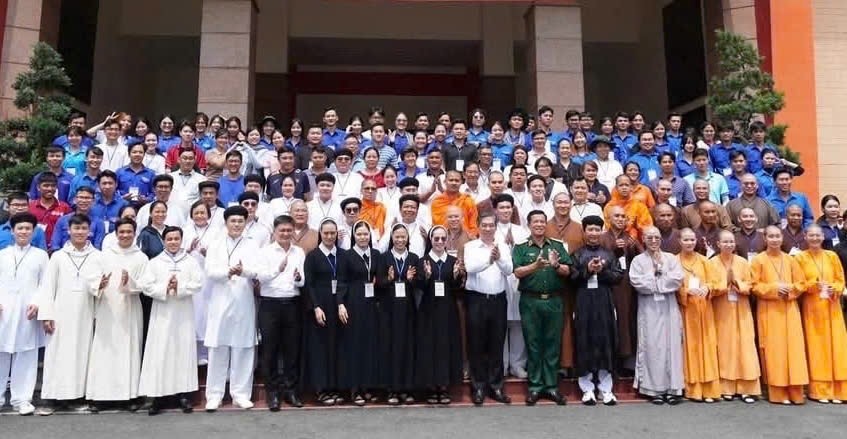 探望勉励越南祖国阵线游行队伍