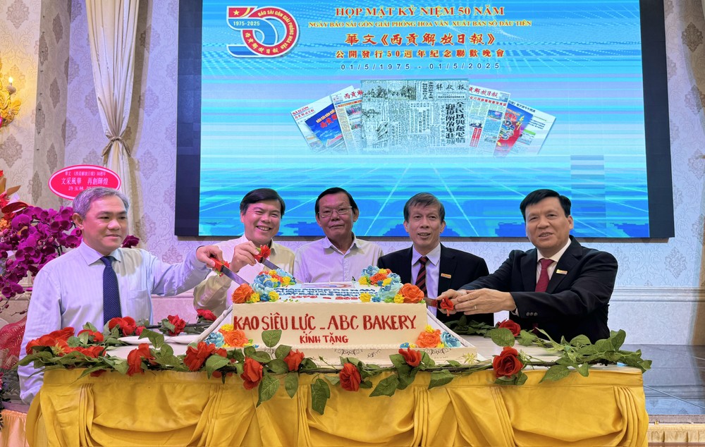 各位领导、代表登台切蛋糕庆祝华文《西贡解放日报》创刊五十周年。