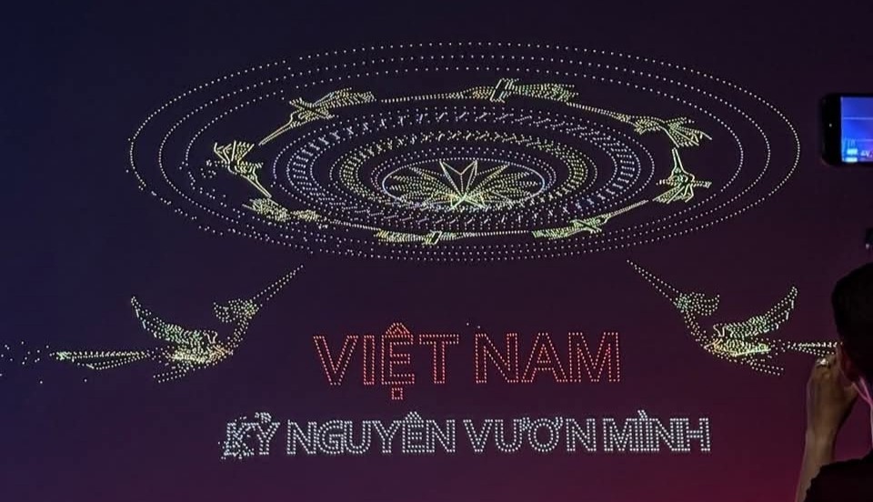 观赏1万500架无人机在胡志明市上空表演