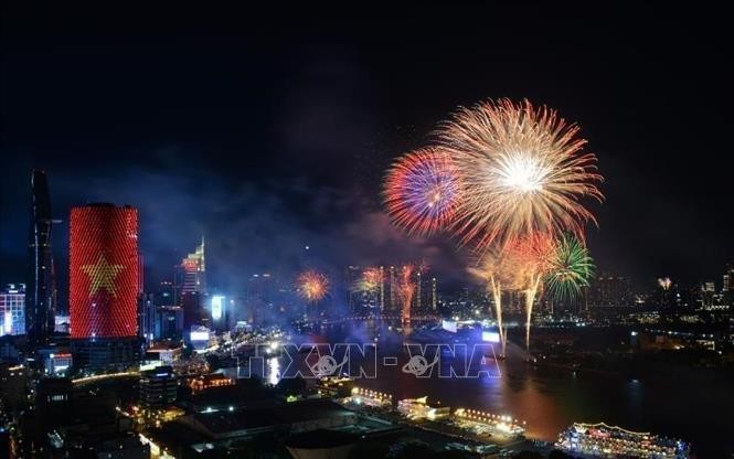 烟花照亮胡志明市夜空。