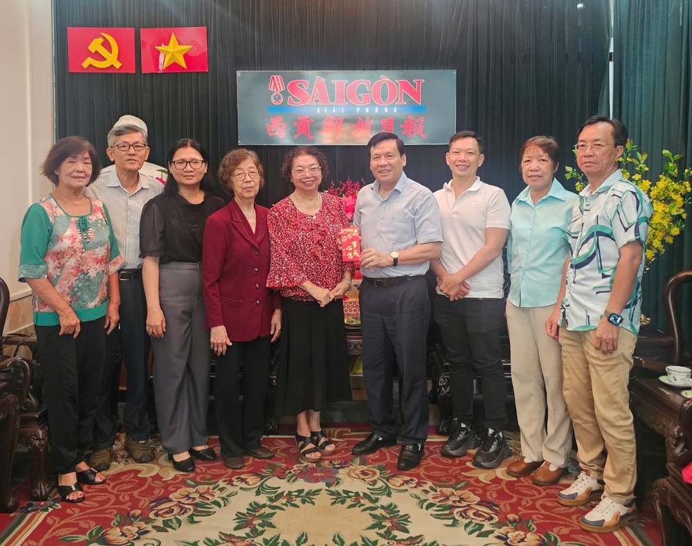 市各民族文学艺术协会向本报致贺