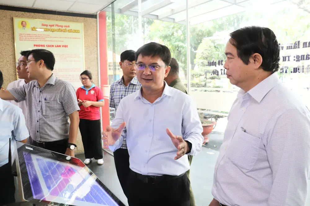 市委宣教与民运处主任阮孟强（右二）亲往视察旧邑坊公共行政服务中心的运作情况。