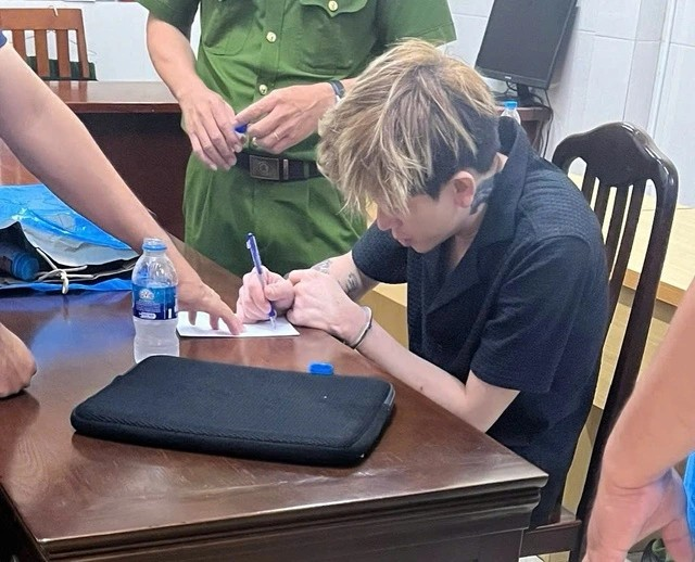 黎青军整容换脸以逃避通缉，但最终仍未能逃过侦查员。