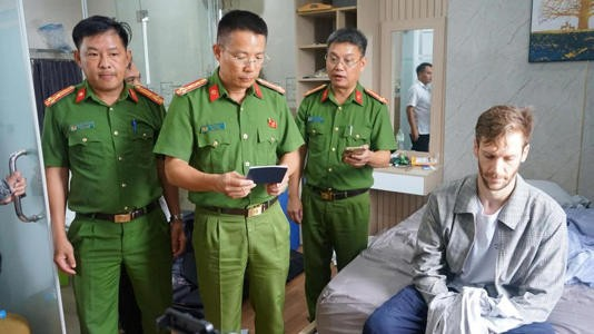 公安力量宣读拘捕令。