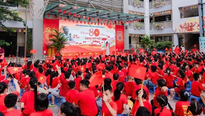 成功B小学举行庆祝国庆80周年的活动。图自越通社