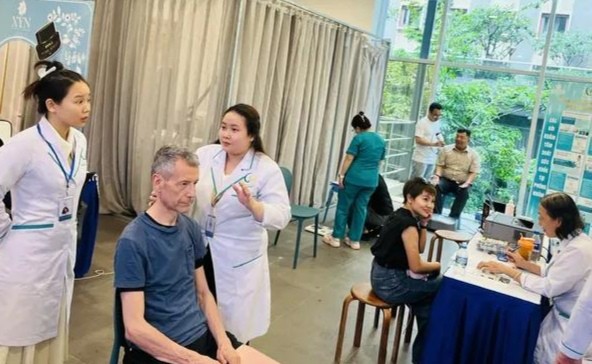 国际游客在胡志明市体验健康检查服务。