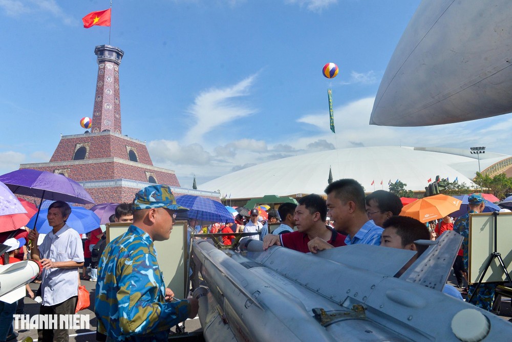 苏-30MK2战机所配备的各型导弹也吸引了众多民众的目光。图中为越南空军展区工作人员向民众介绍导弹的作战性能。