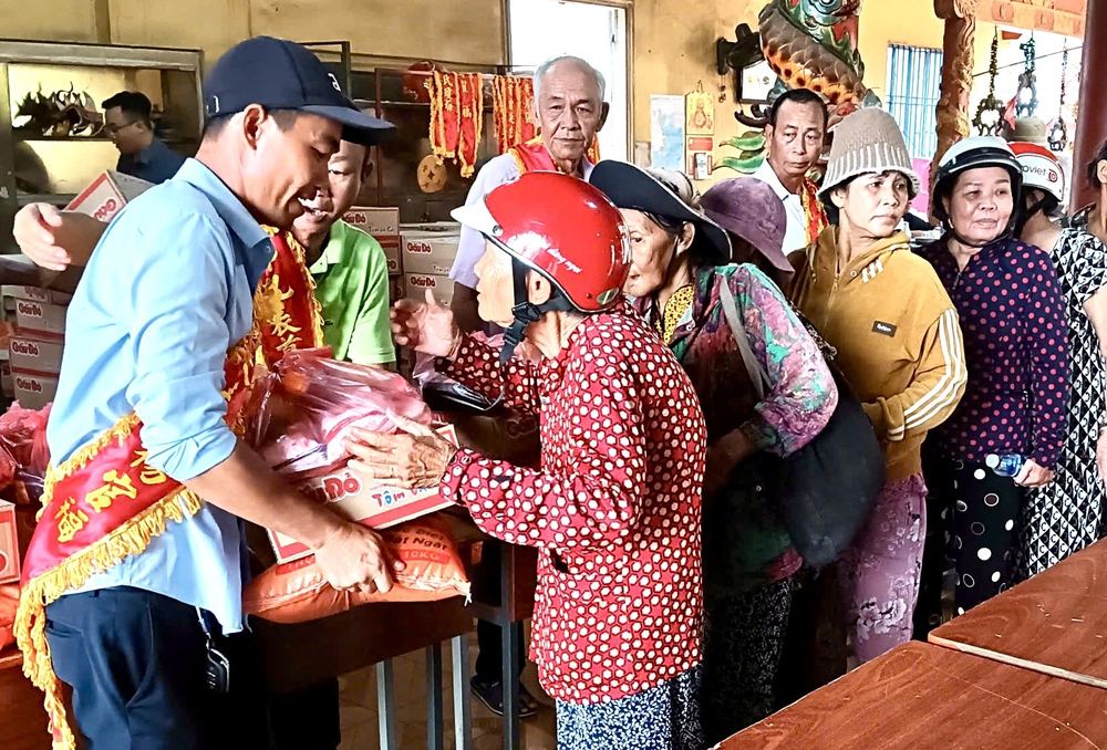 热心人士向贫民发送慈善礼物。